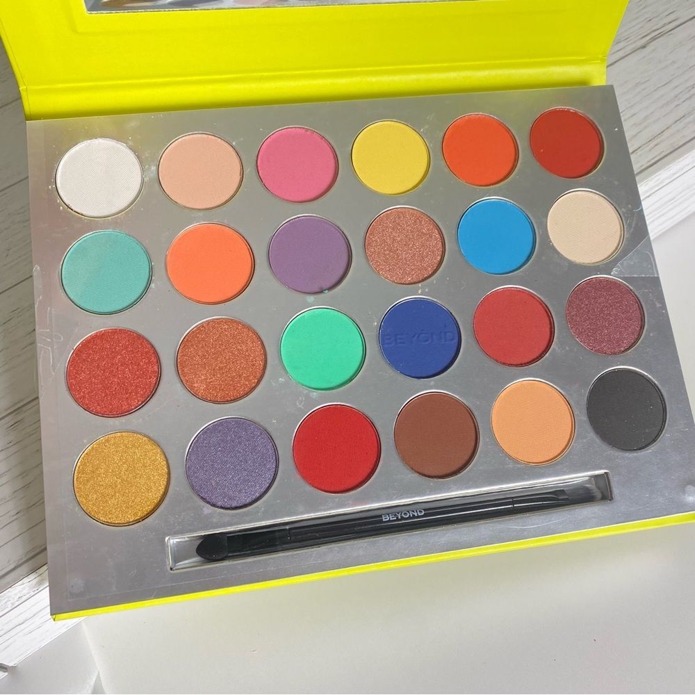 BEYOND Eyeshadow Palette 24 Colors Shimmer Matte Multicolor Brights Palette - Picture 3 of 5